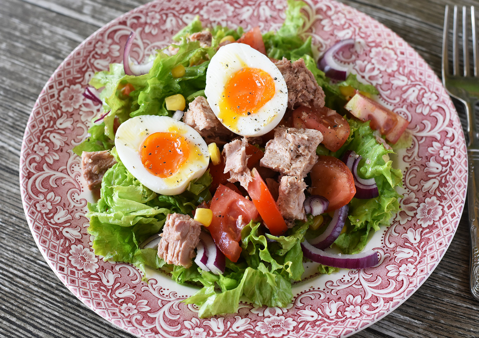 Salată cu ton şi ouă fierte